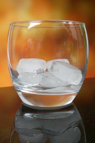 冰块里的玻璃杯图片